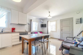 Bright & Cozy Home, 5 mins to Andros Town by Explore Andros
